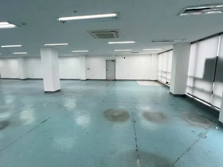바닥재가 낡은 시공 전 사무실 내부