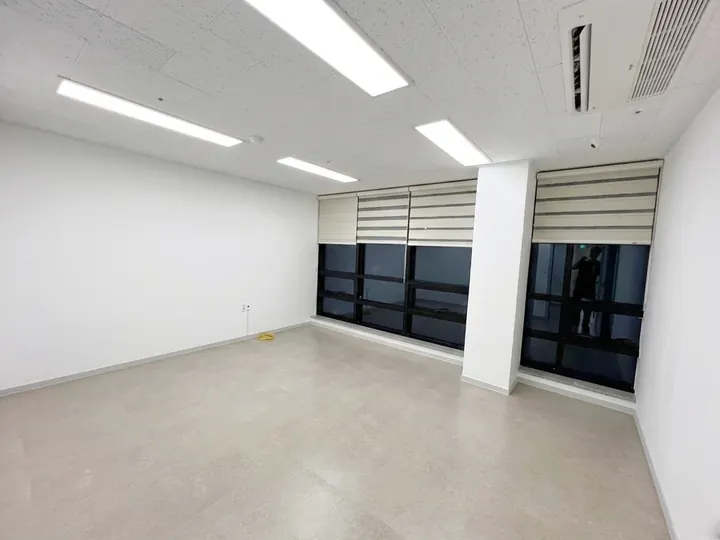 창가에 블라인드를 단 회의실