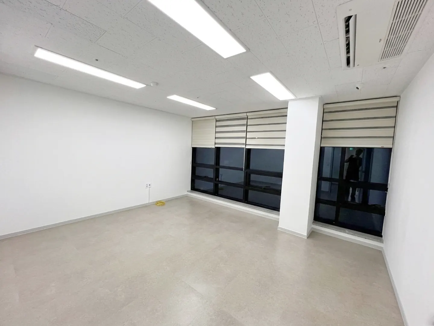 창가에 블라인드를 단 회의실